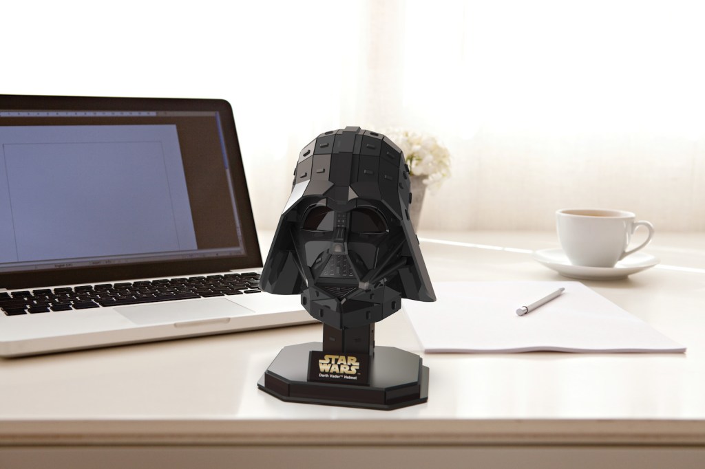 Darth Vader’s helmut of the Star Wars saga in an office.